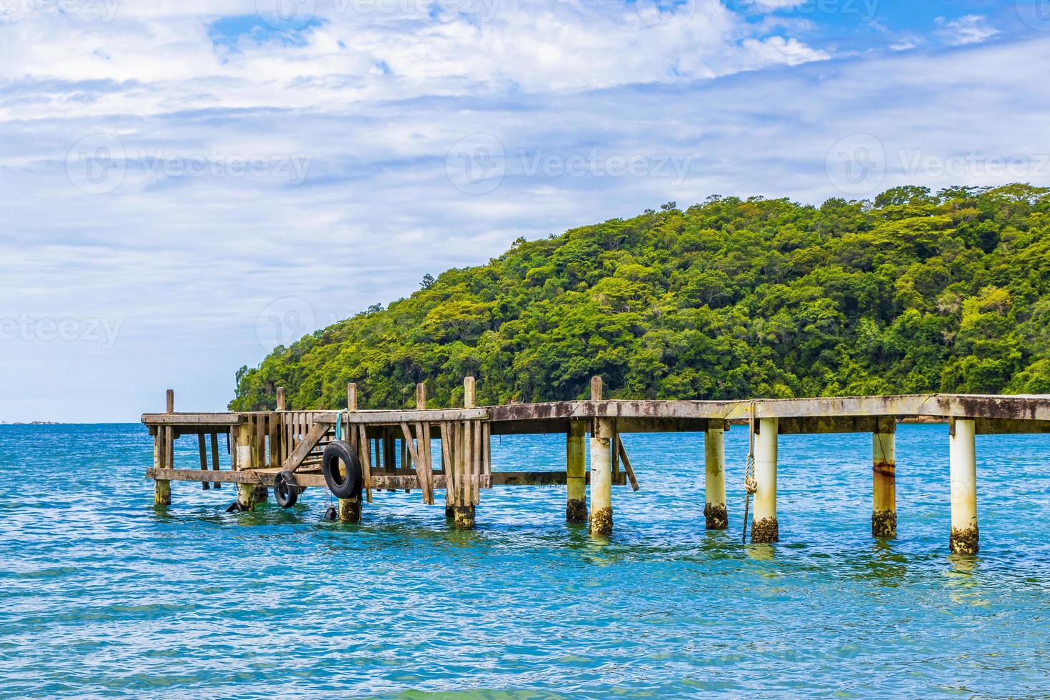 praia de palmas playa con embarcadero isla ilha grande brasil. foto