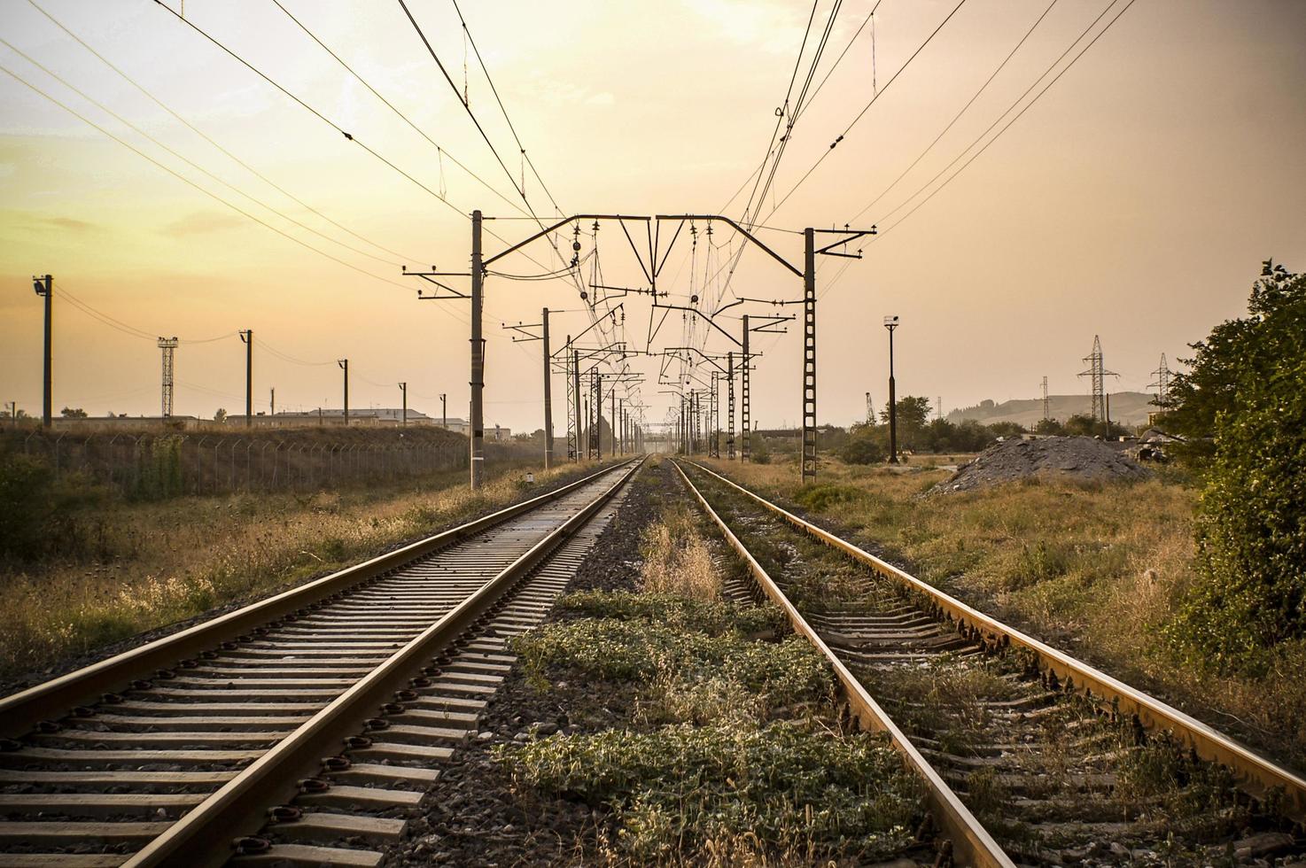vista de un ferrocarril durante la puesta de sol. foto