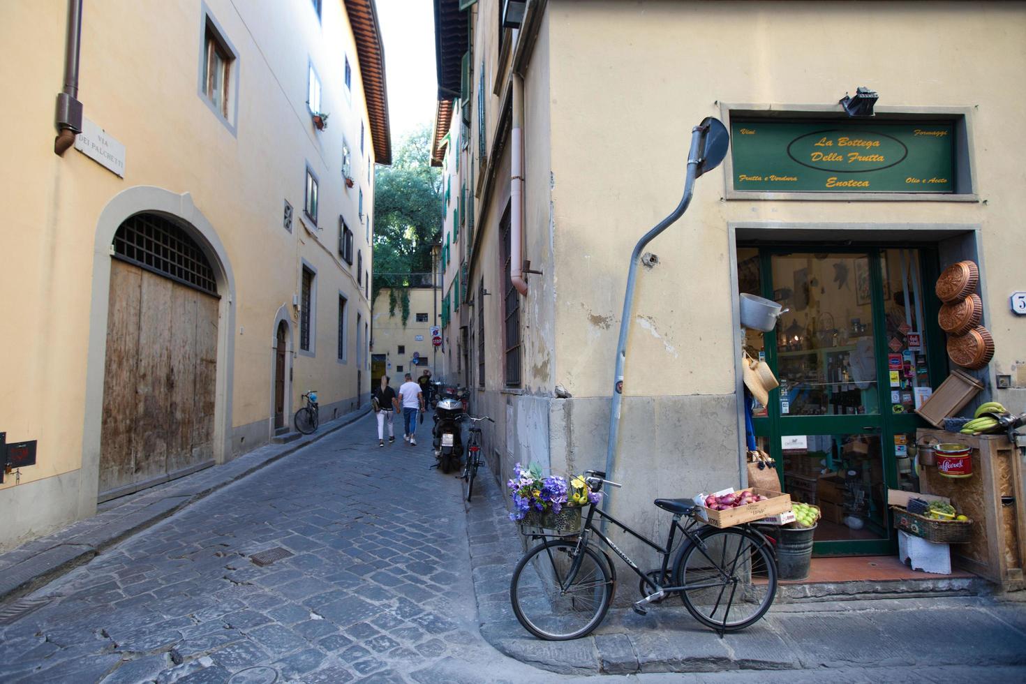 Paisaje urbano de callejón en Florencia, Italia. foto