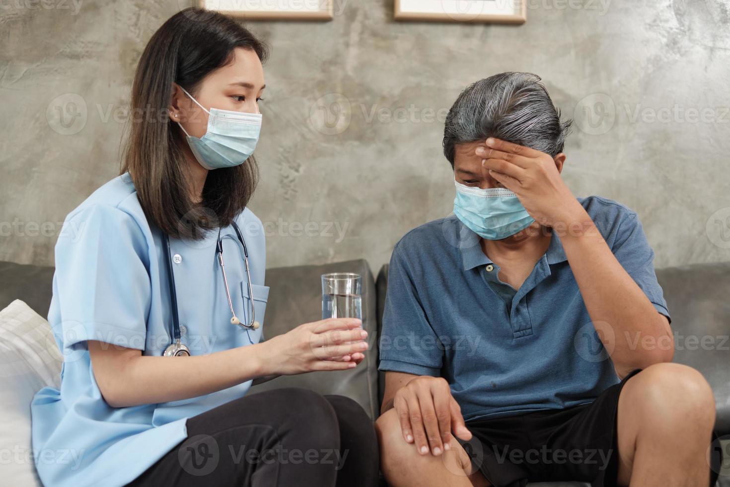 médico con vaso, ayude al paciente a tomar la medicina. foto