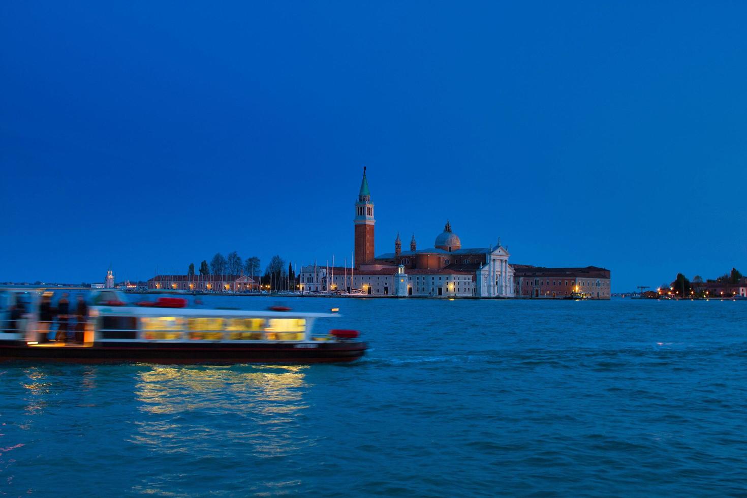 paisaje urbano de venecia italia en la noche foto