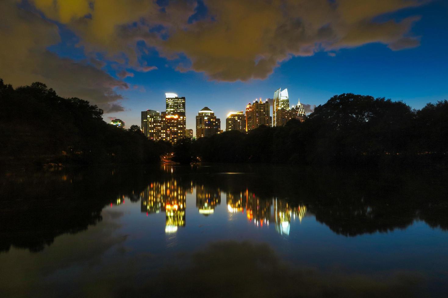 vista de noche del centro de atlanta, georgia foto