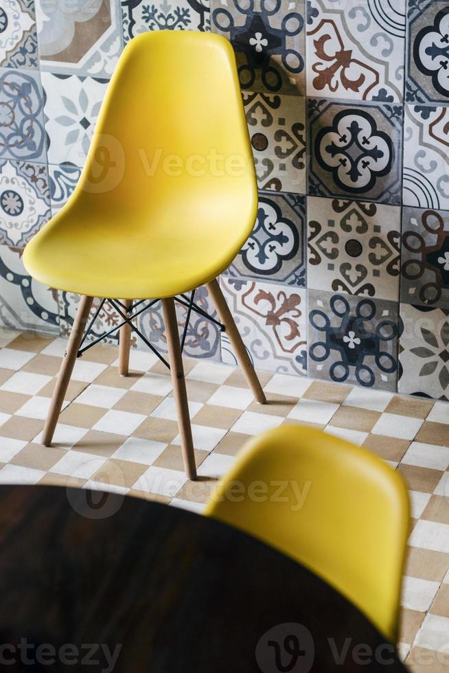 Detalle de diseño de interiores de muebles retro con azulejos y silla vintage foto