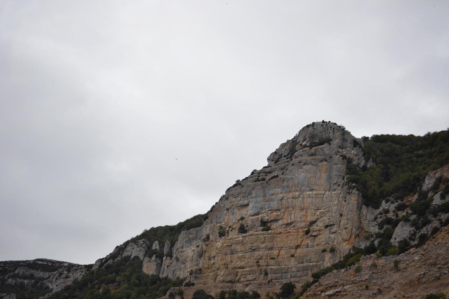 montaña de rocas cerca del monasterio de leyre foto