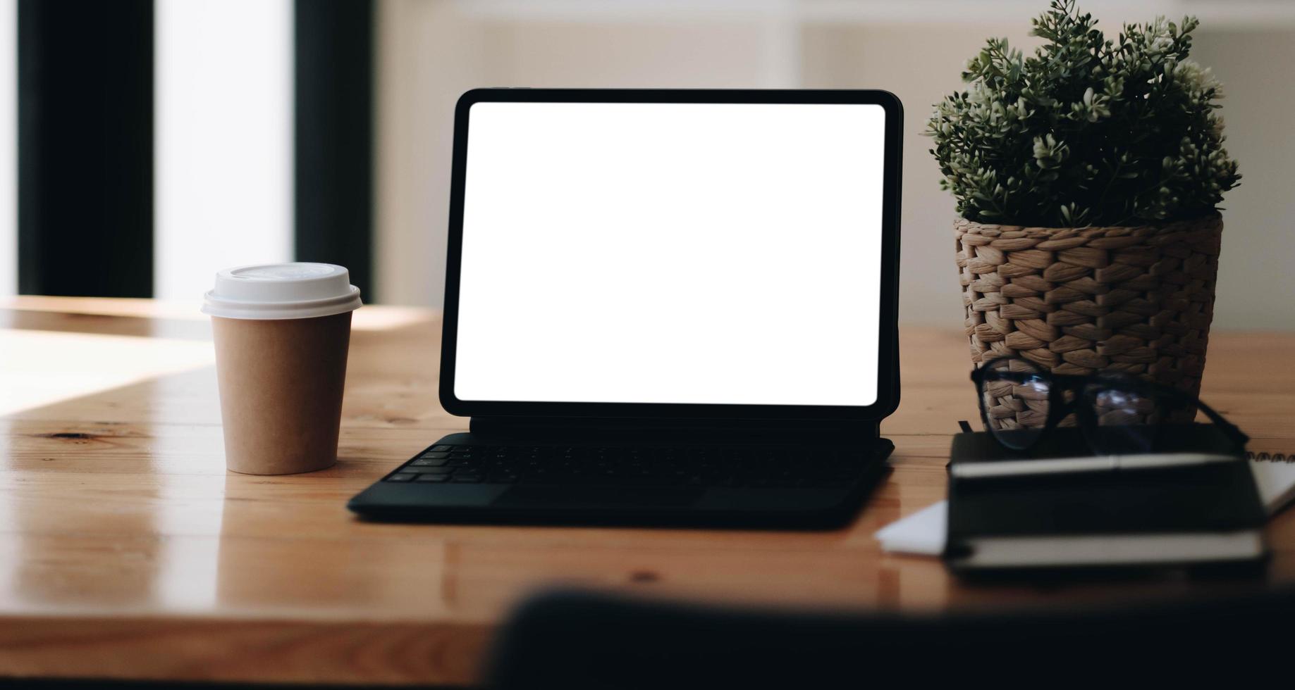 escritorio y computadora portátil del espacio de trabajo. Copie el espacio y la pantalla en blanco. foto