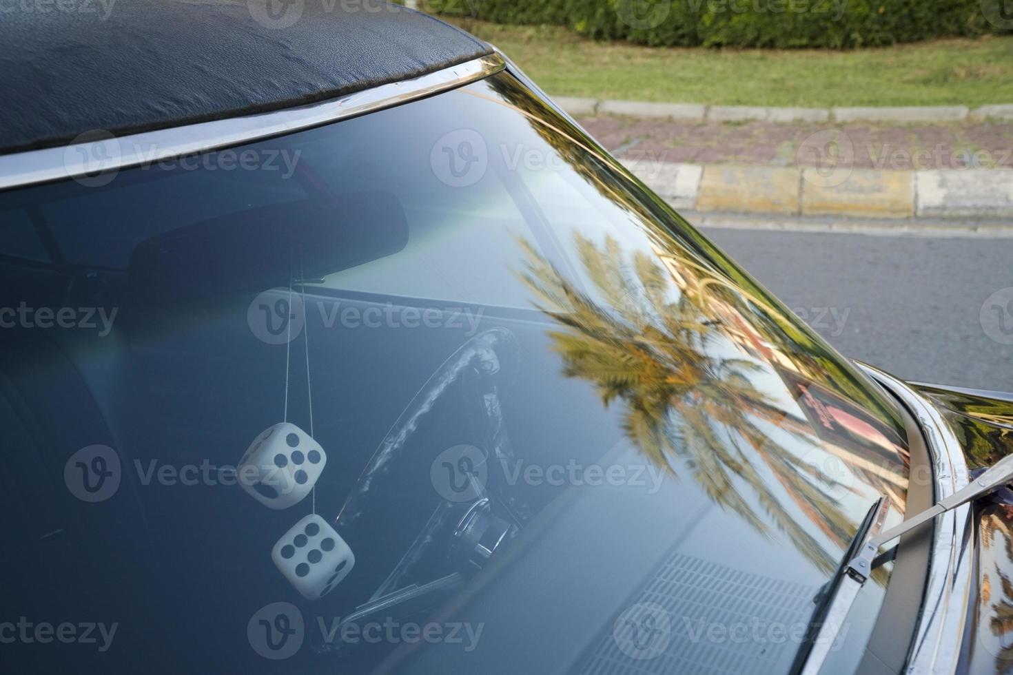 Detalle de la ventana delantera de un coche americano clásico púrpura foto