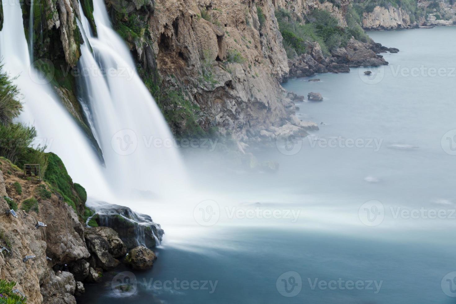 Duden cascadas cae en el mar Mediterráneo en Antalya Turquía foto