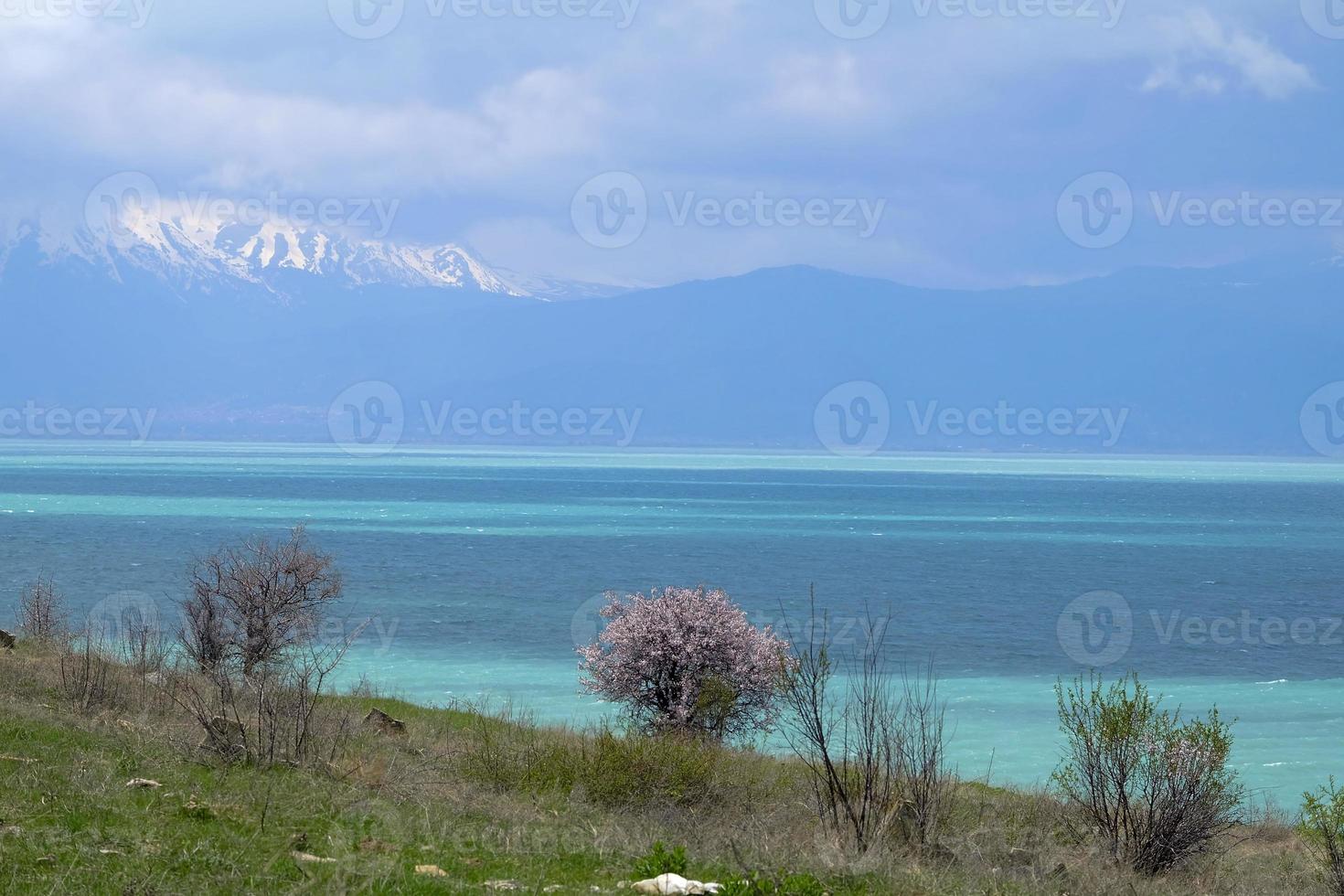 Lago egirdir en isparta turquía en primavera con montañas nevadas foto