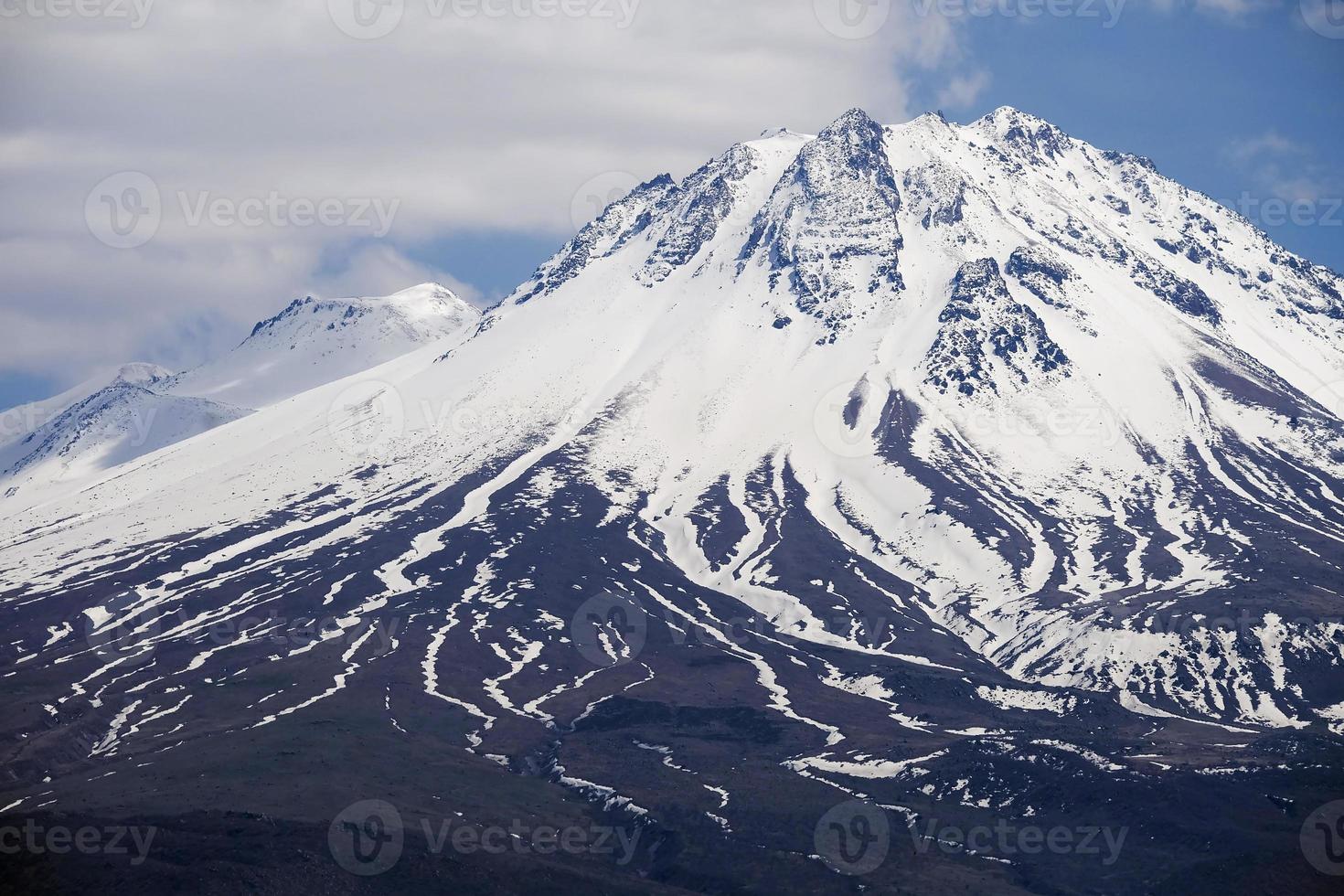 pico nevado de la montaña hasan en turquía foto