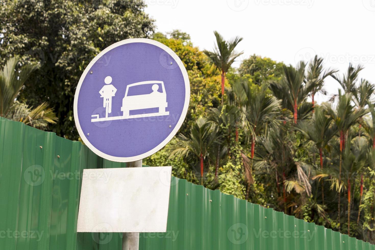 señal de tráfico azul para bicicletas y coches en kuala lumpur. foto