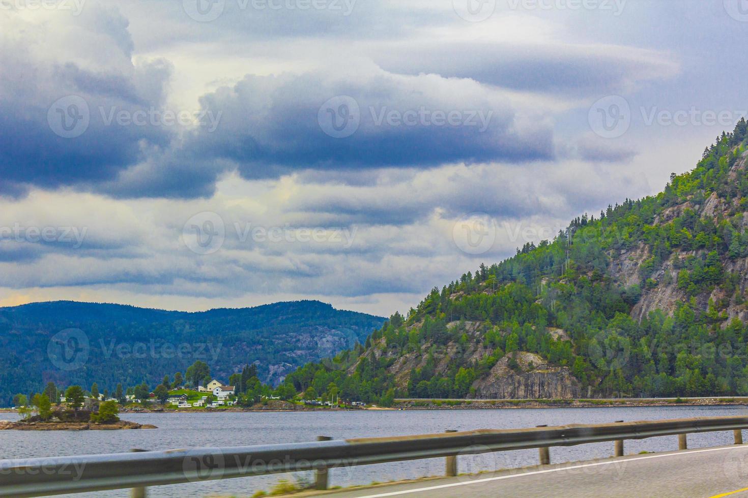 conduciendo por noruega en verano con vistas a las montañas y al fiordo. foto