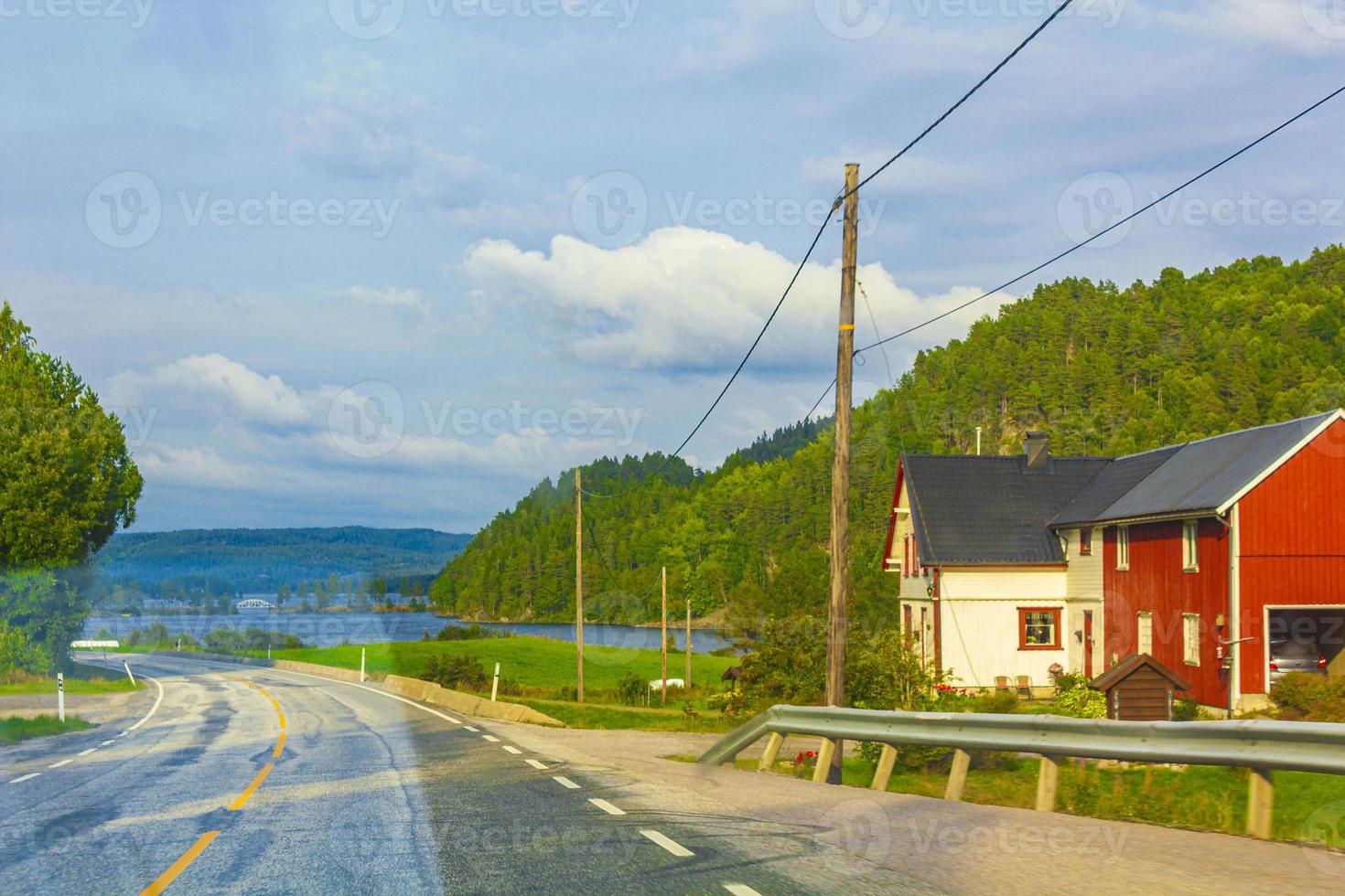 conduciendo por noruega en verano con vistas a las montañas y al fiordo. foto