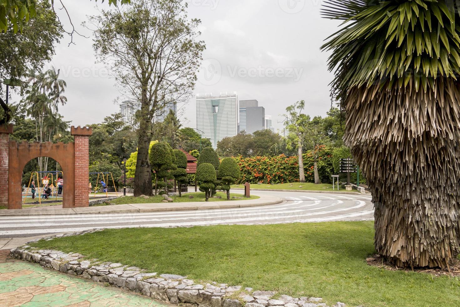 hermoso parque jardín botánico de perdana en kuala lumpur, malasia. foto