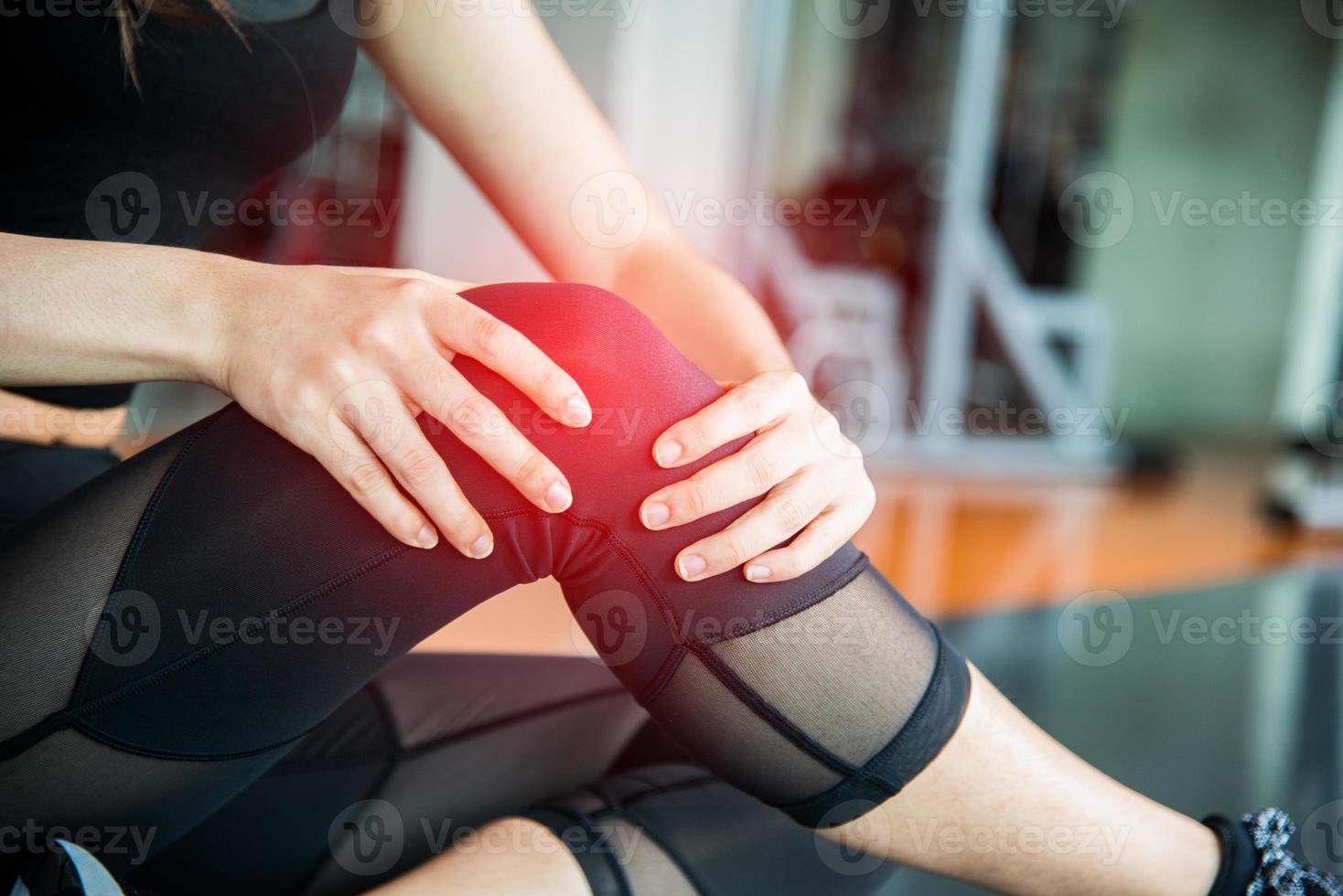 Lesión deportiva en la rodilla en el gimnasio de entrenamiento físico foto