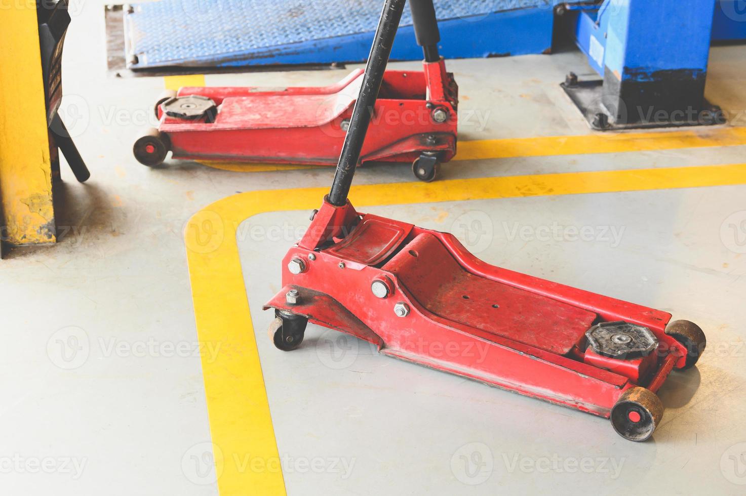 Hydraulic jack for lifting up car and vehicle in repairing photo