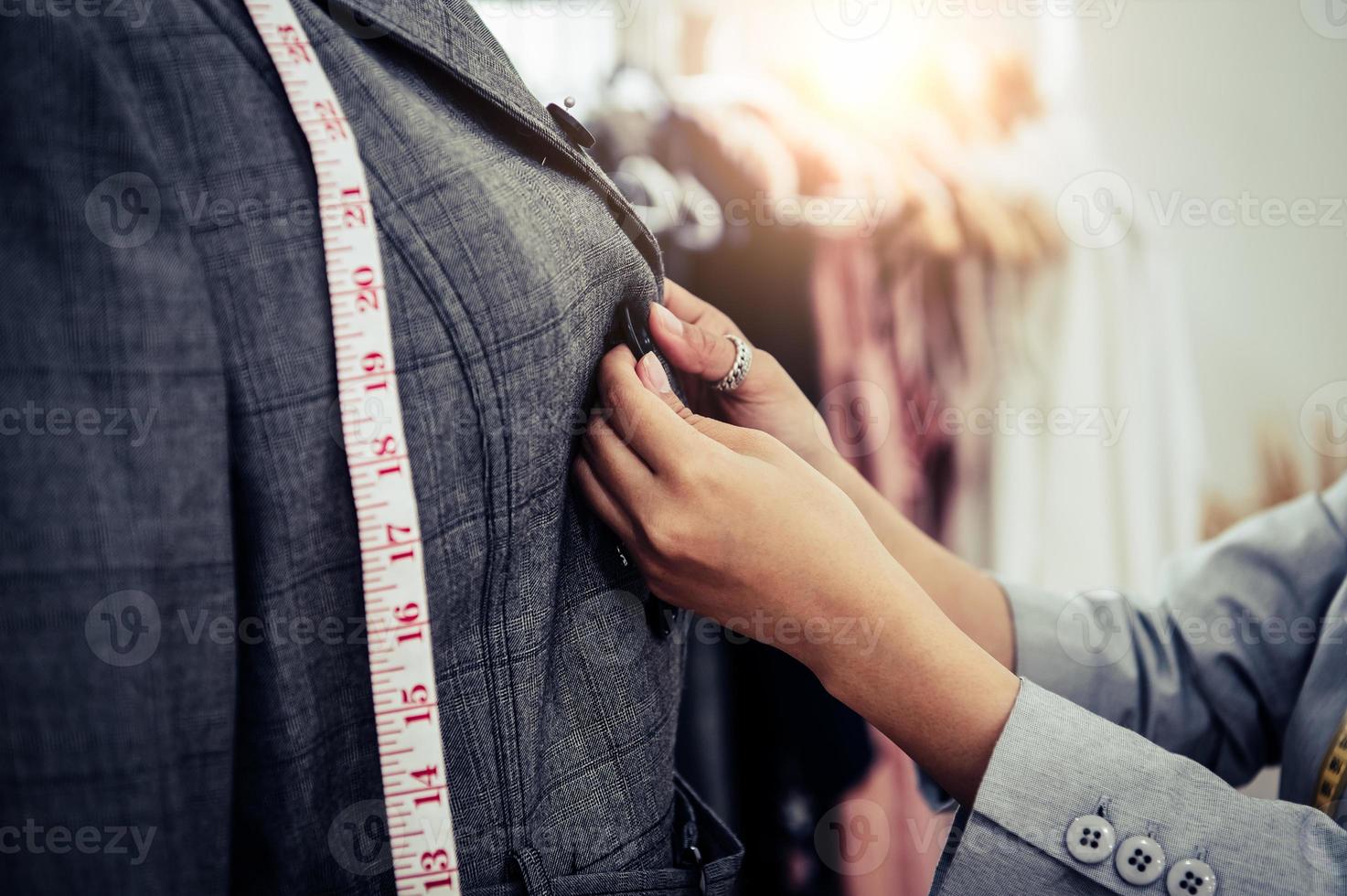 Primer plano de una chica diseñadora de moda femenina mano haciendo encajar foto