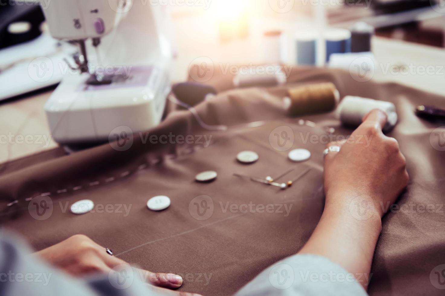 modista diseñando nueva máquina de coser de vestidos de moda foto