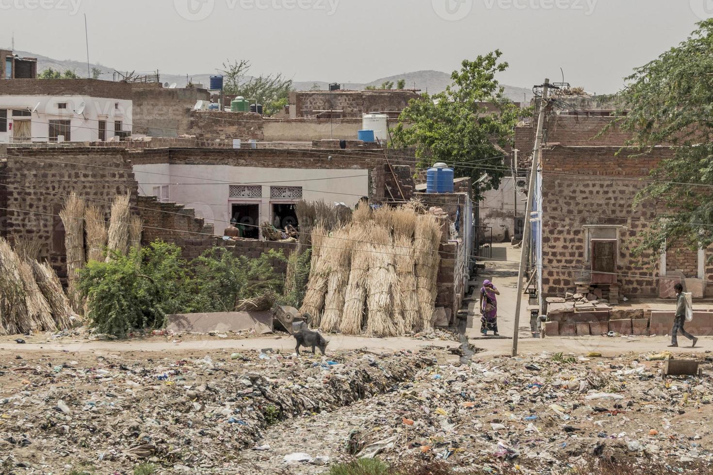 basura, pobreza y calor en rajasthan india. foto