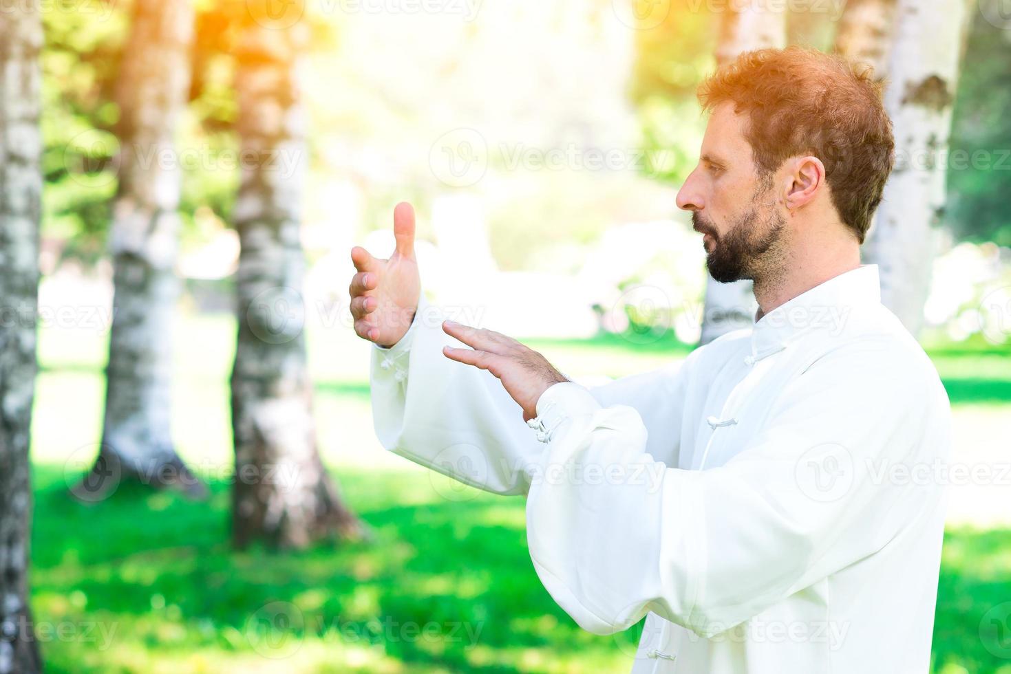 un instructor de práctica de tai chi chuan en el parque. foto