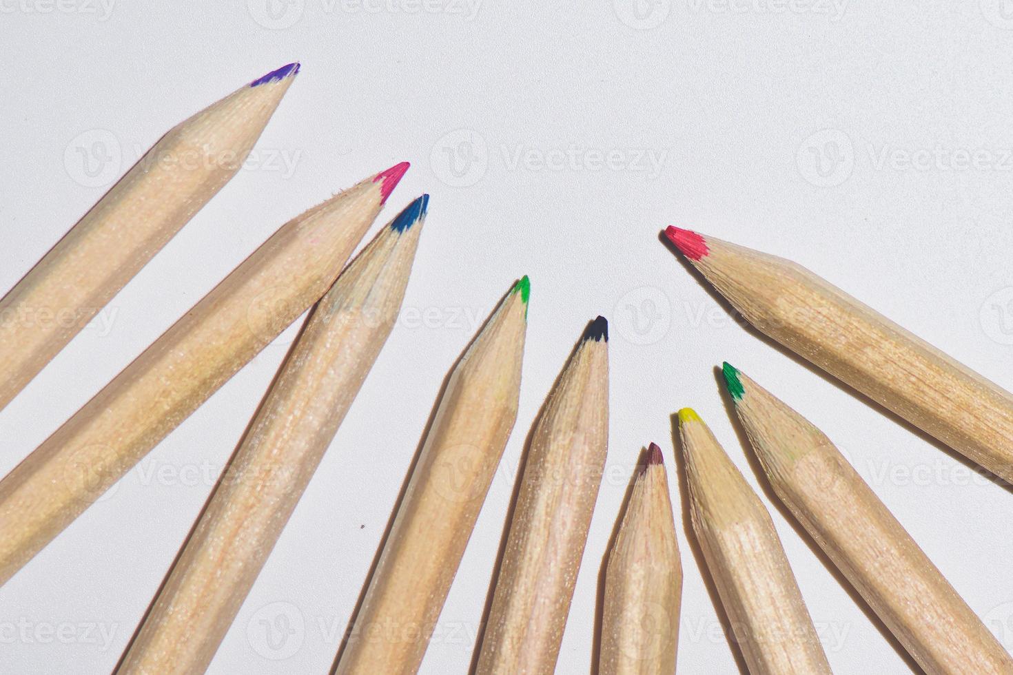 algunos lápices de colores sobre un fondo blanco foto