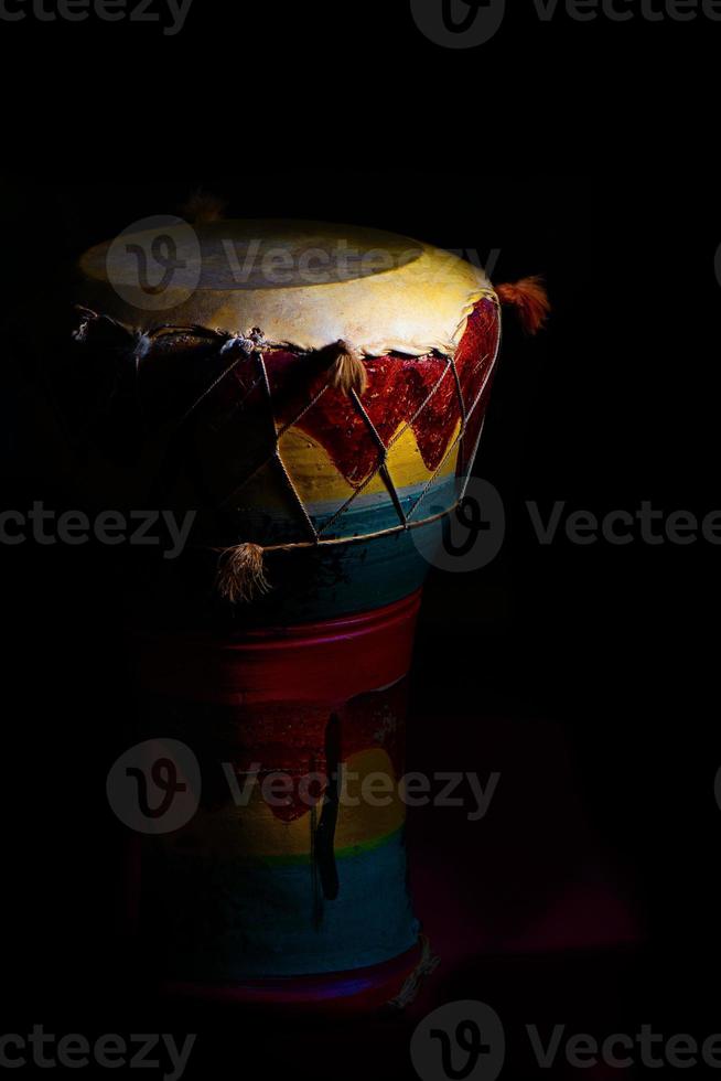Percusión africana original sobre fondo negro. foto
