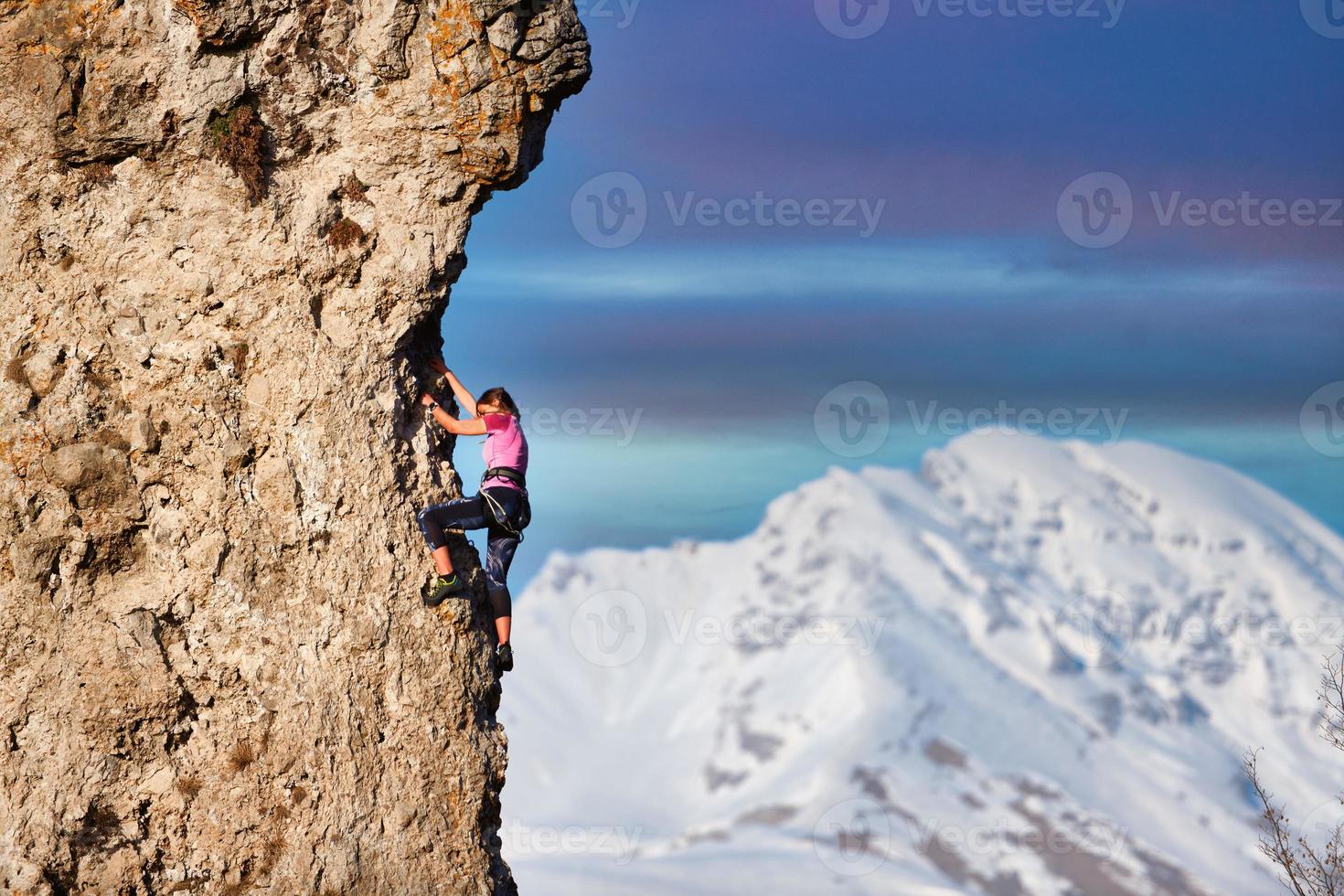 Una joven alpinista durante una escalada. foto