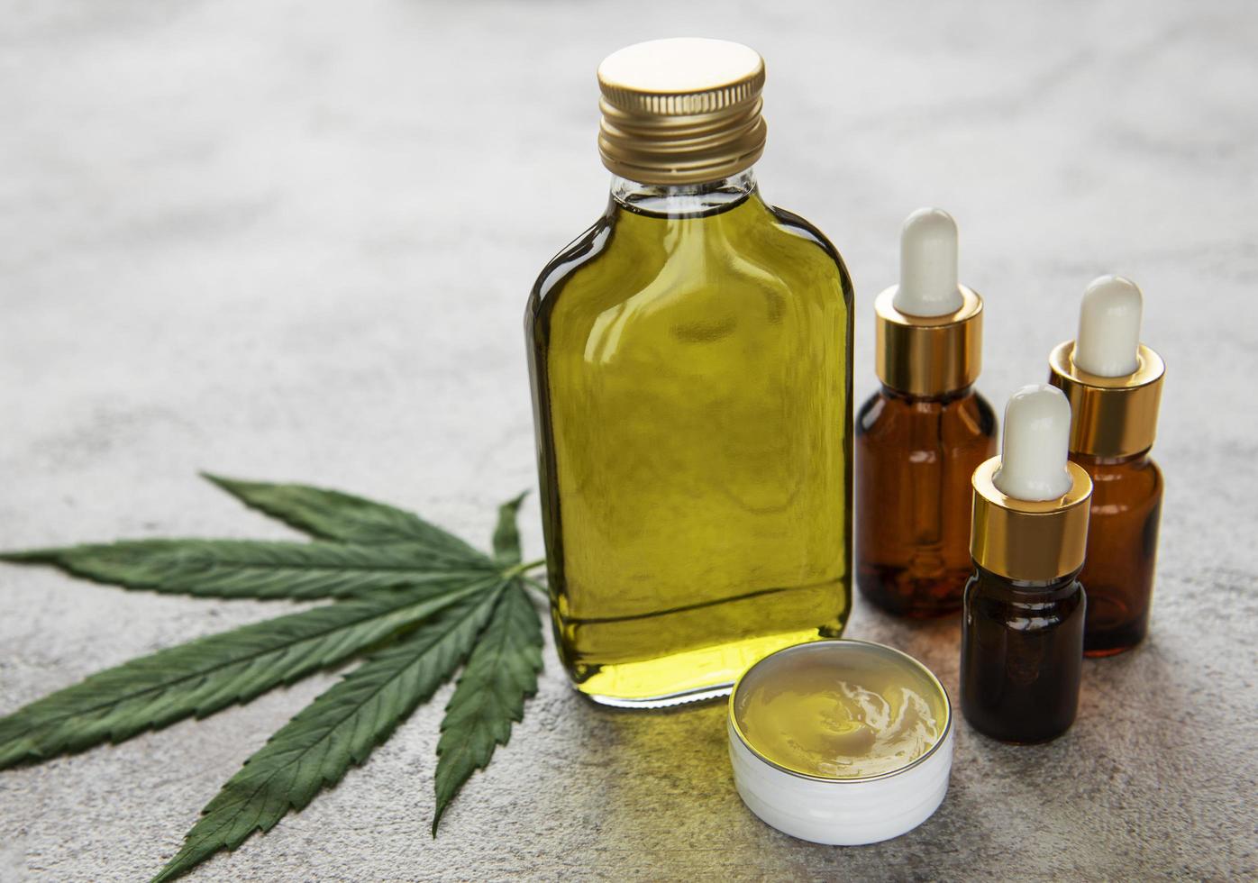 aceite de cbd, tintura de cáñamo, producto cosmético de cannabis para el cuidado de la piel foto