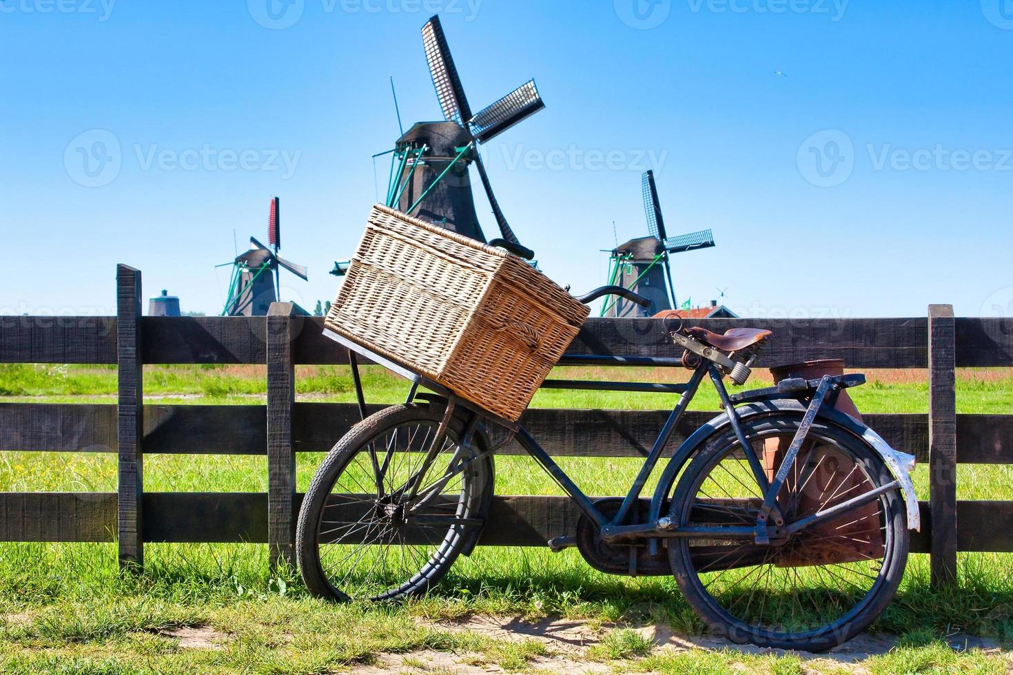 bicicleta con molino de viento y fondo de cielo azul. foto