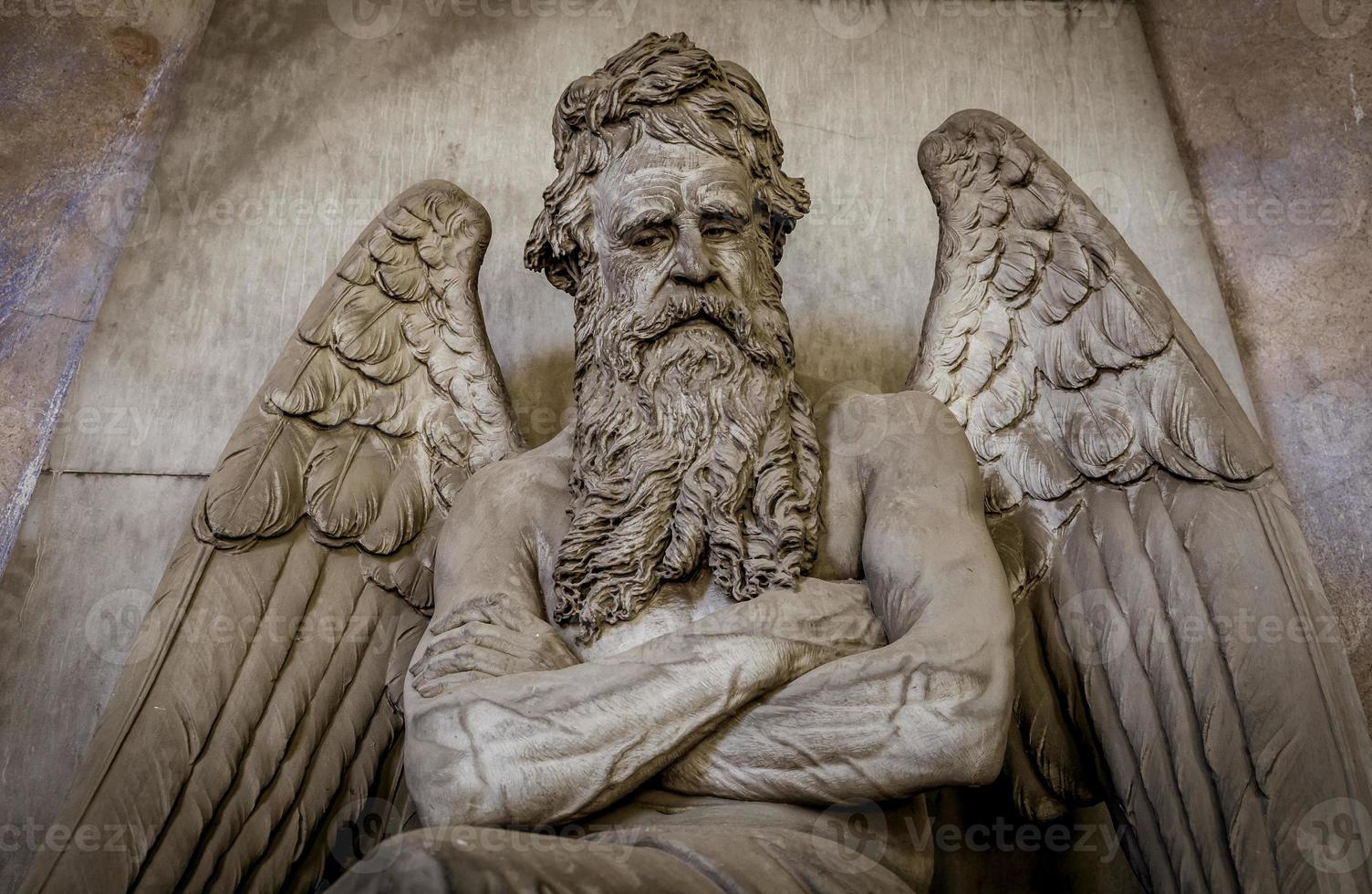 Estatua del ángel en una antigua tumba ubicada en el cementerio de Génova foto