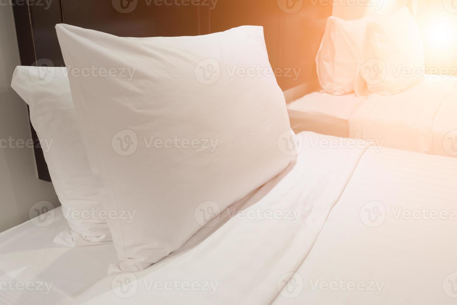 almohada blanca en el dormitorio foto