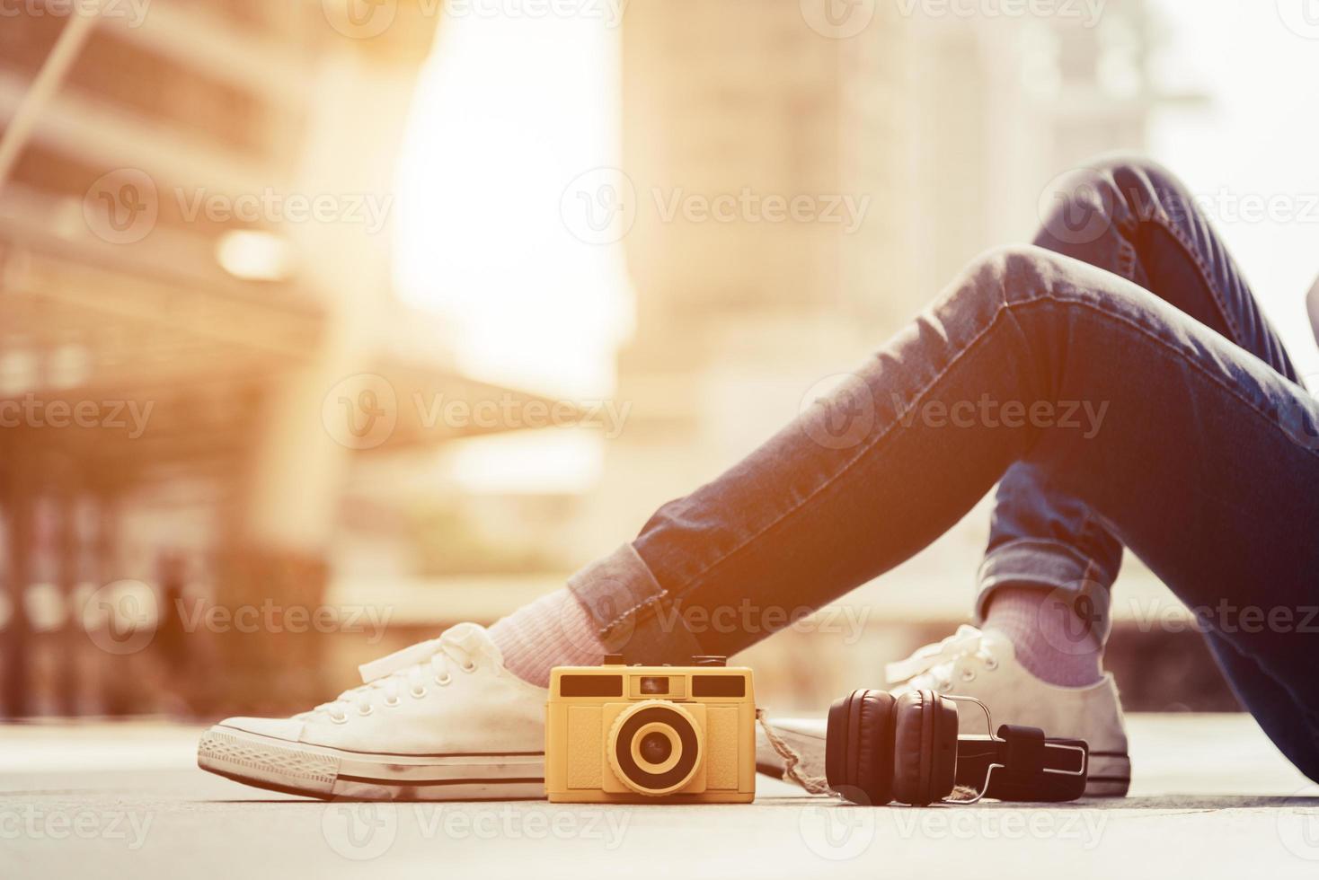 Piernas de mujer vistiendo jeans y descansando y relajarse en la zona urbana. foto