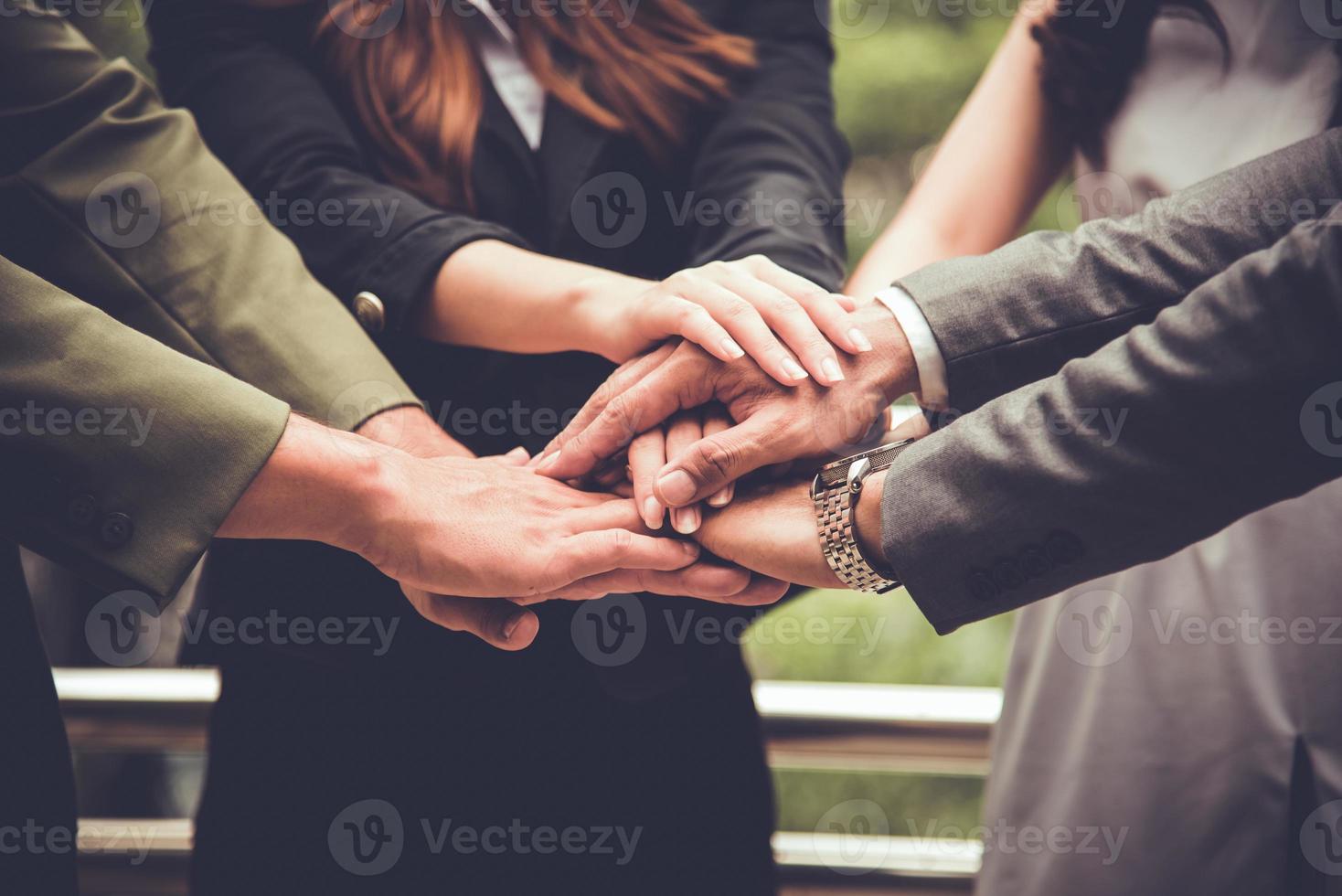 manos de gente de negocios se reúnen corporativos en reuniones y trabajo en equipo foto