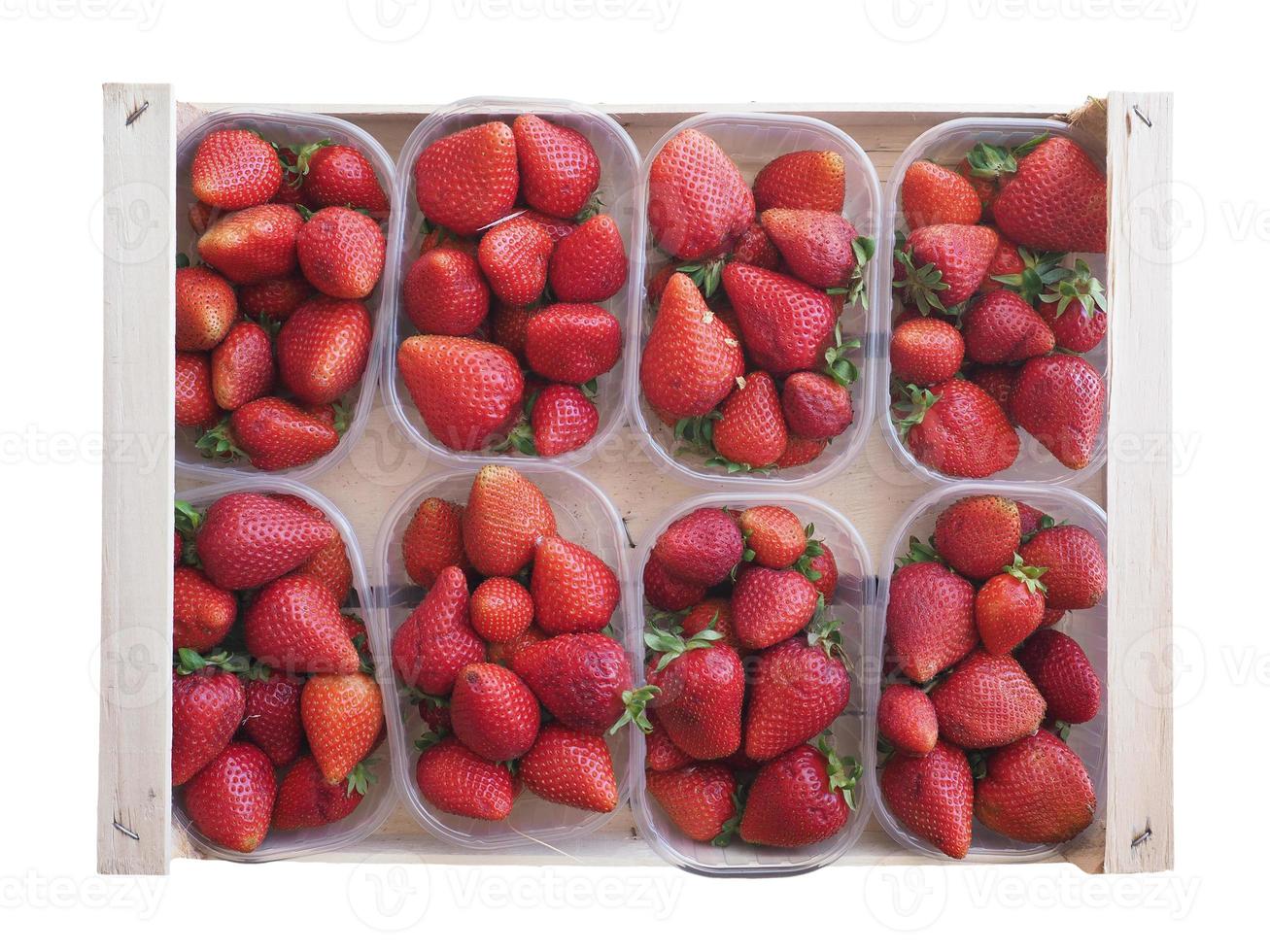 Fresas en cajas aisladas sobre fondo blanco. foto