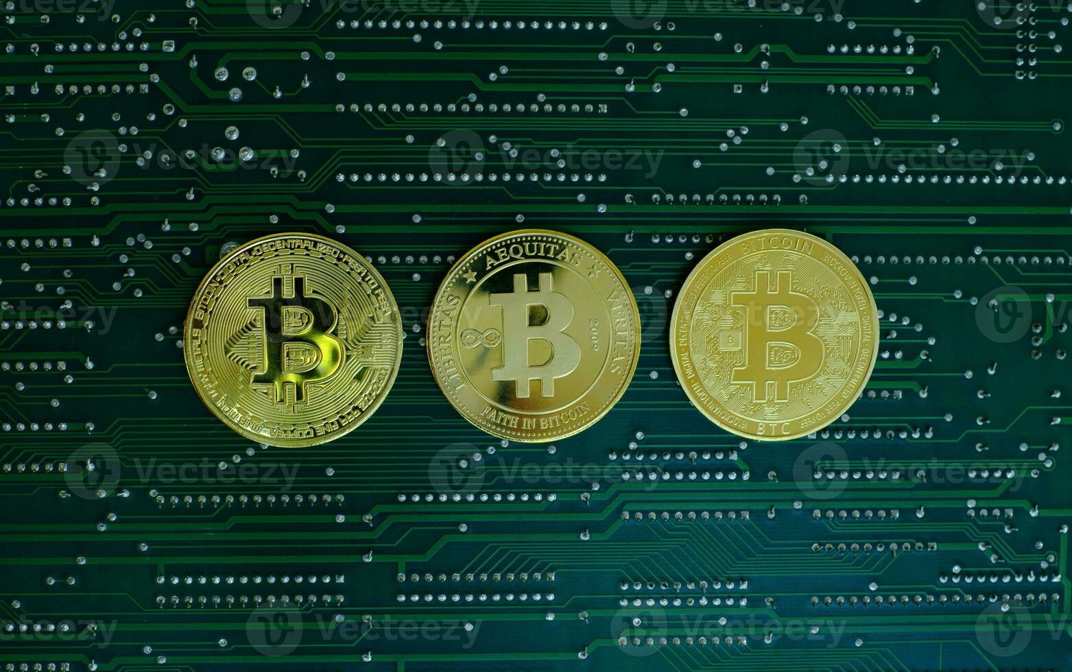 Criptomoneda bitcoin dorada versión antigua y nueva. foto