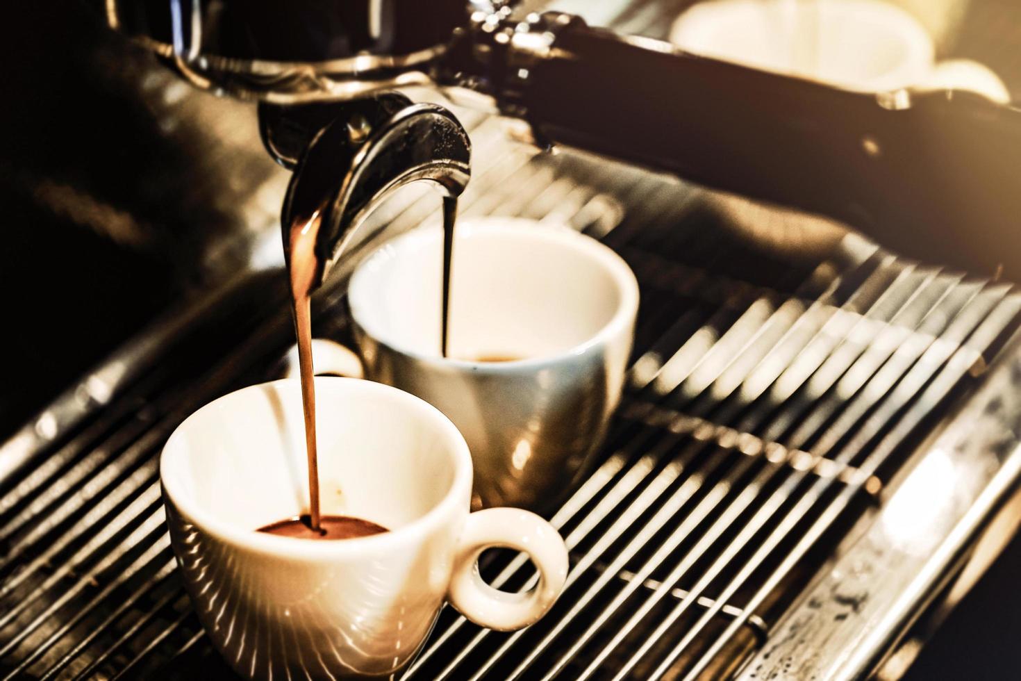 máquina de café espresso preparando un café foto