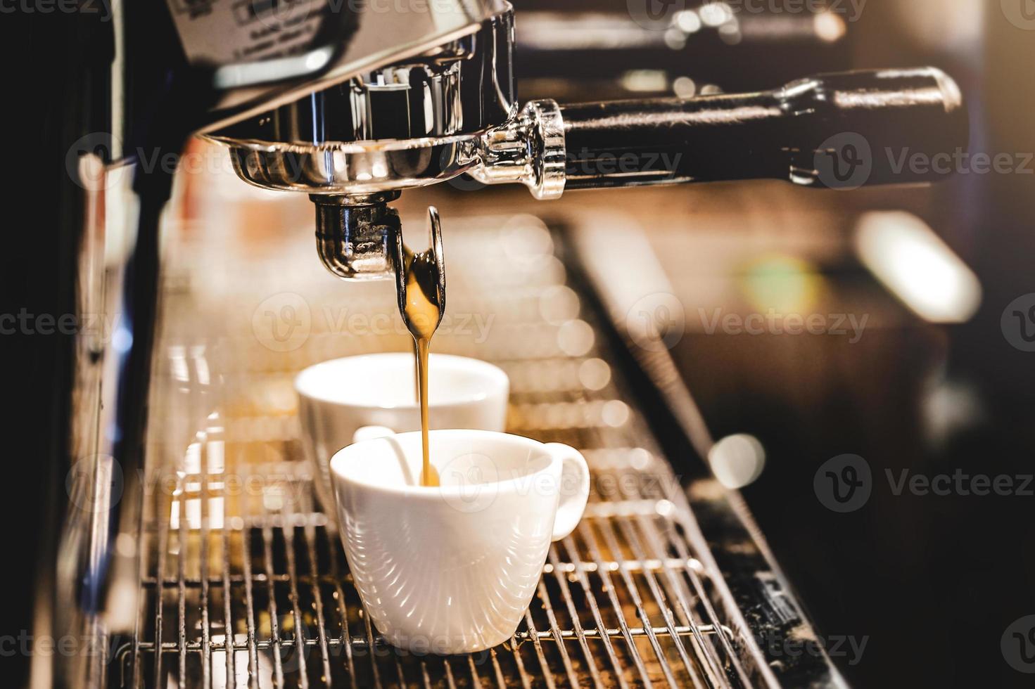 máquina de café espresso preparando un café foto