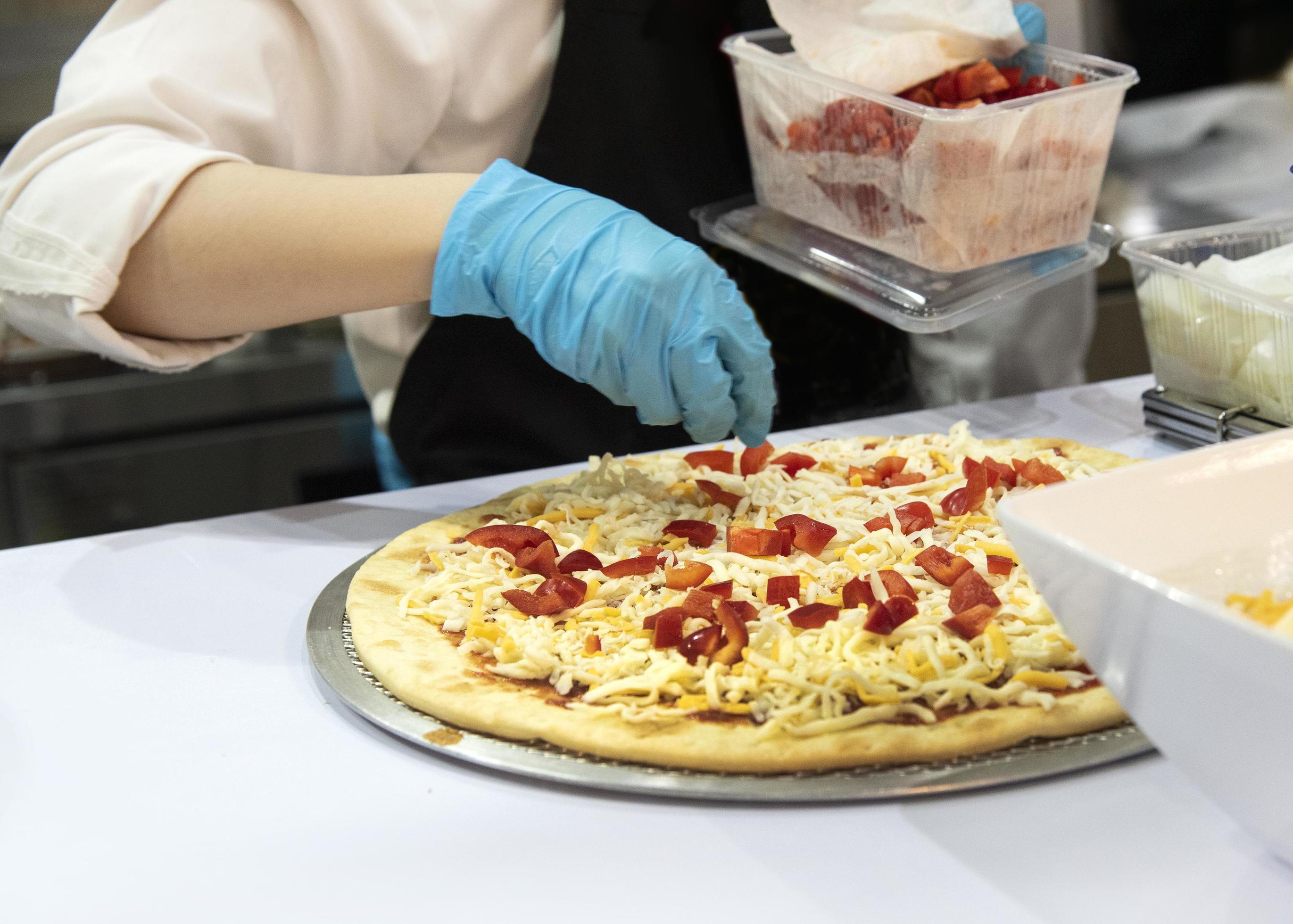 chef-preparando-pizza-proceso-de-chef-de-hacer-pizza-en-pizzer-a
