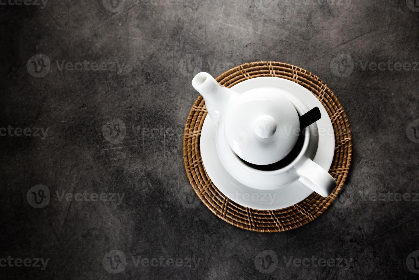 taza de té y tetera de porcelana blanca foto