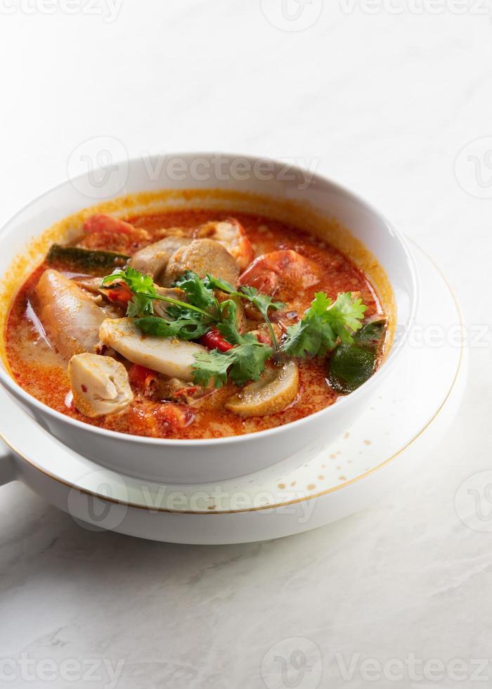 Tom yam kung sopa tailandesa picante con camarones, cocina tailandesa foto