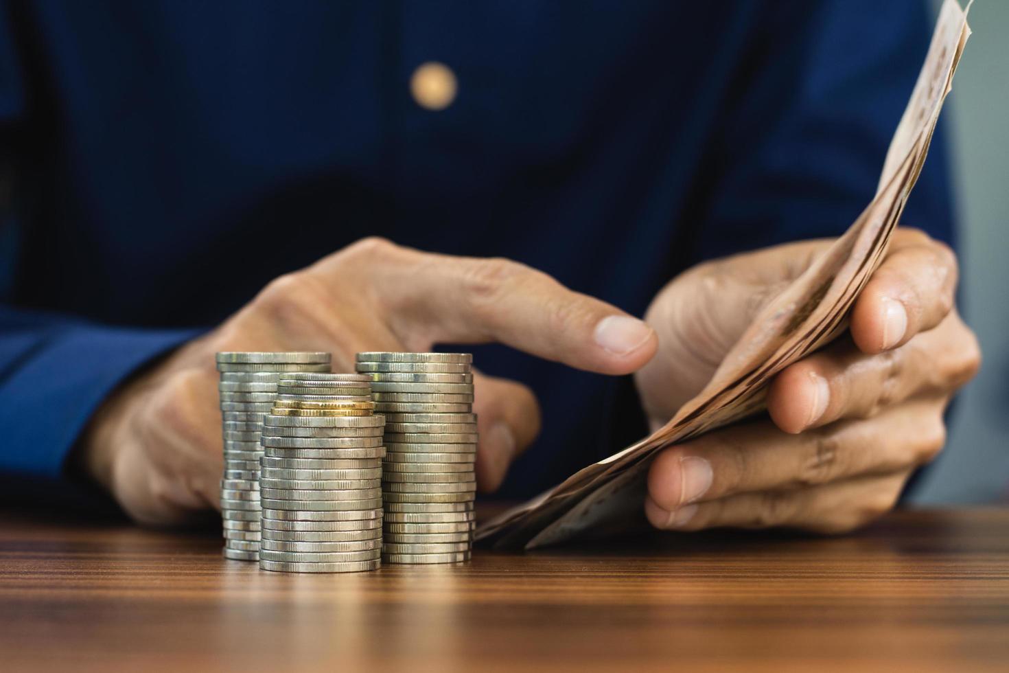 mano contando dinero monedas pila finanzas empresariales foto