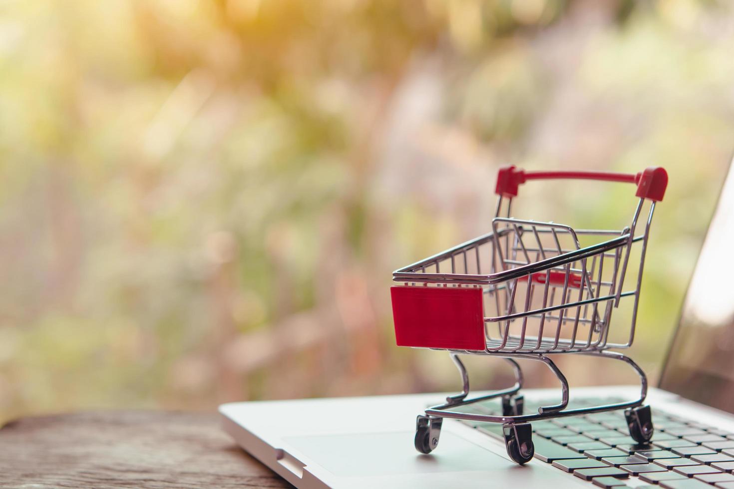 Concepto de compras en línea - carrito de compras vacío en el teclado del ordenador portátil foto