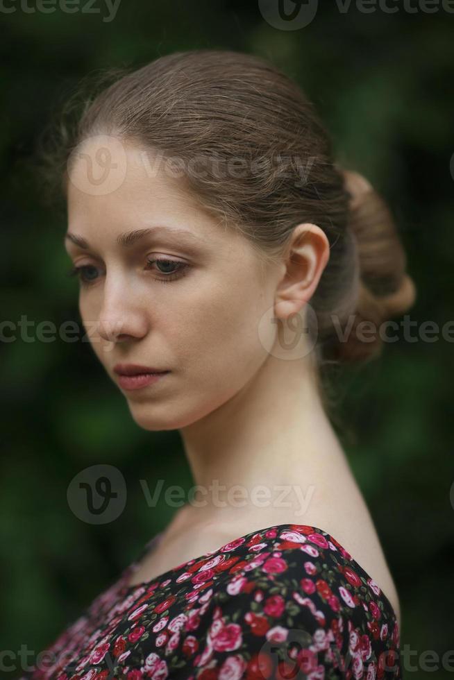 Retrato de una mujer joven y bella foto