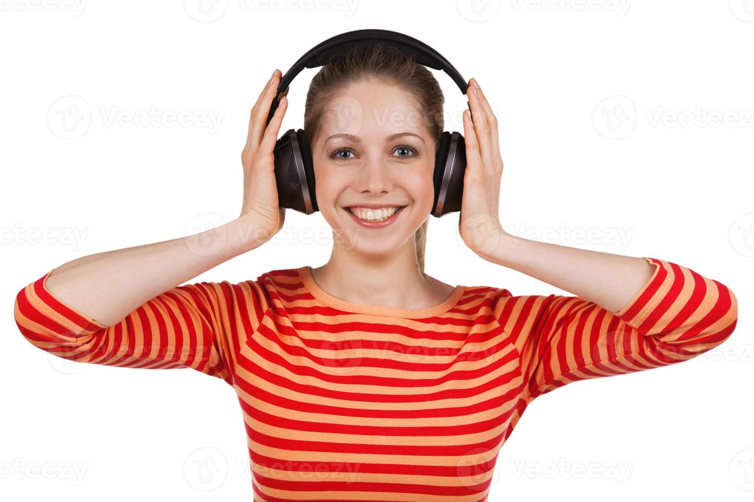 chica escucha música en auriculares foto