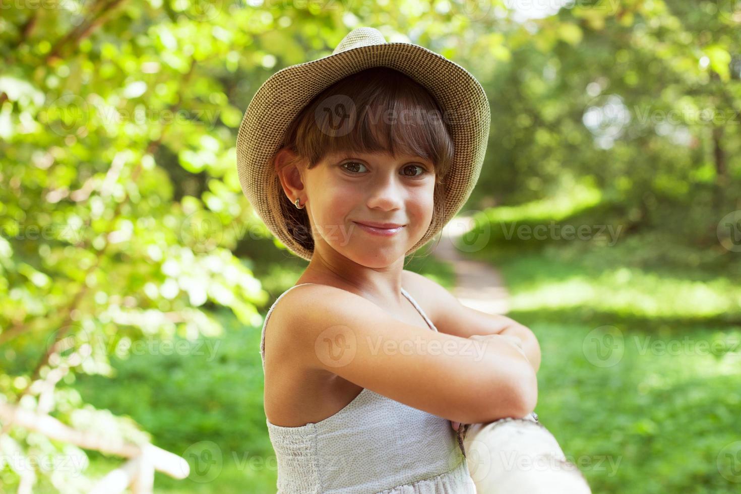 alegre niña sonriente en un sombrero foto
