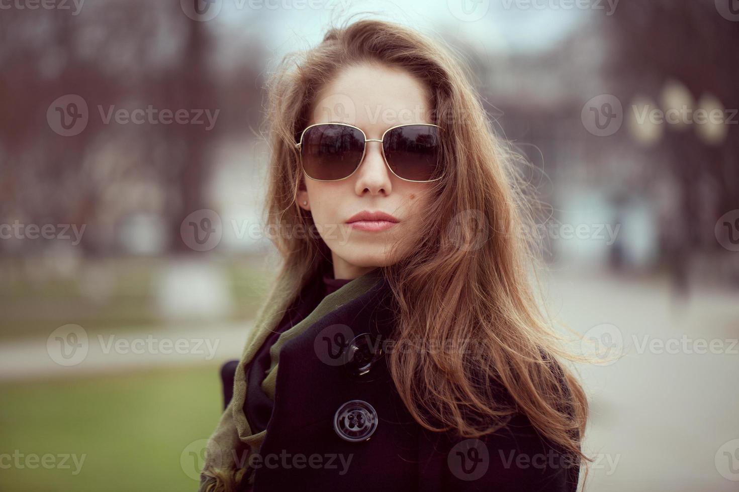 mujer joven, en, un, elegante, moda, gafas de sol foto