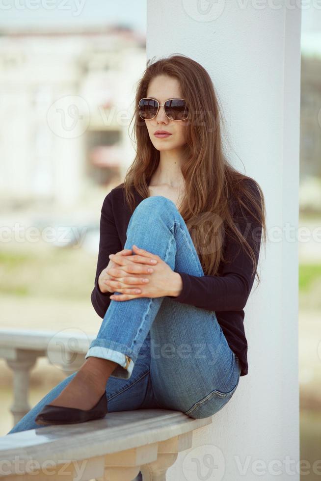 elegante, mujer joven, en, anteojos foto