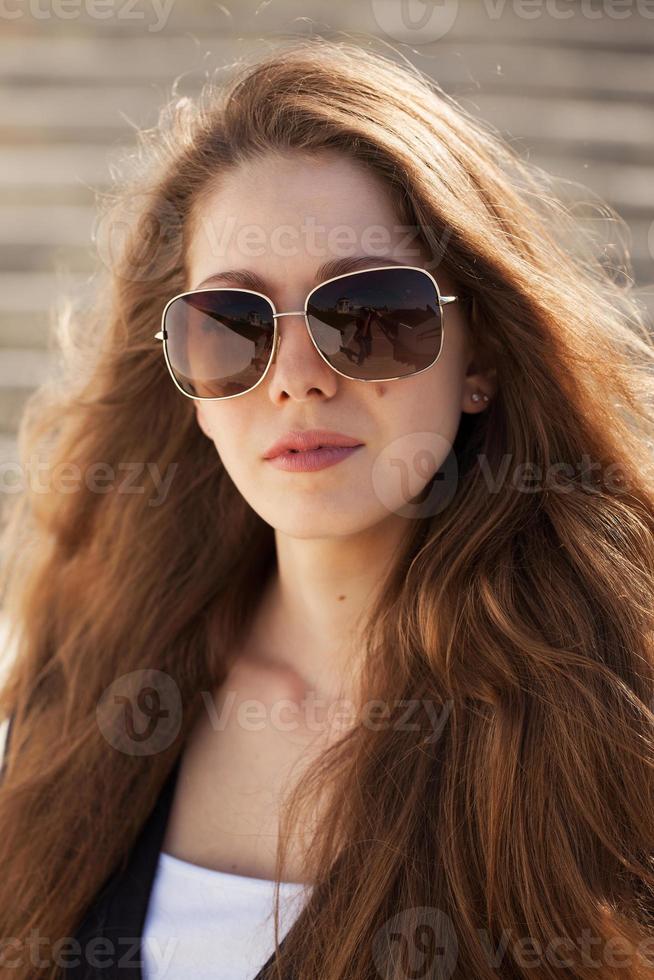 hermosa mujer joven en elegantes gafas de sol foto