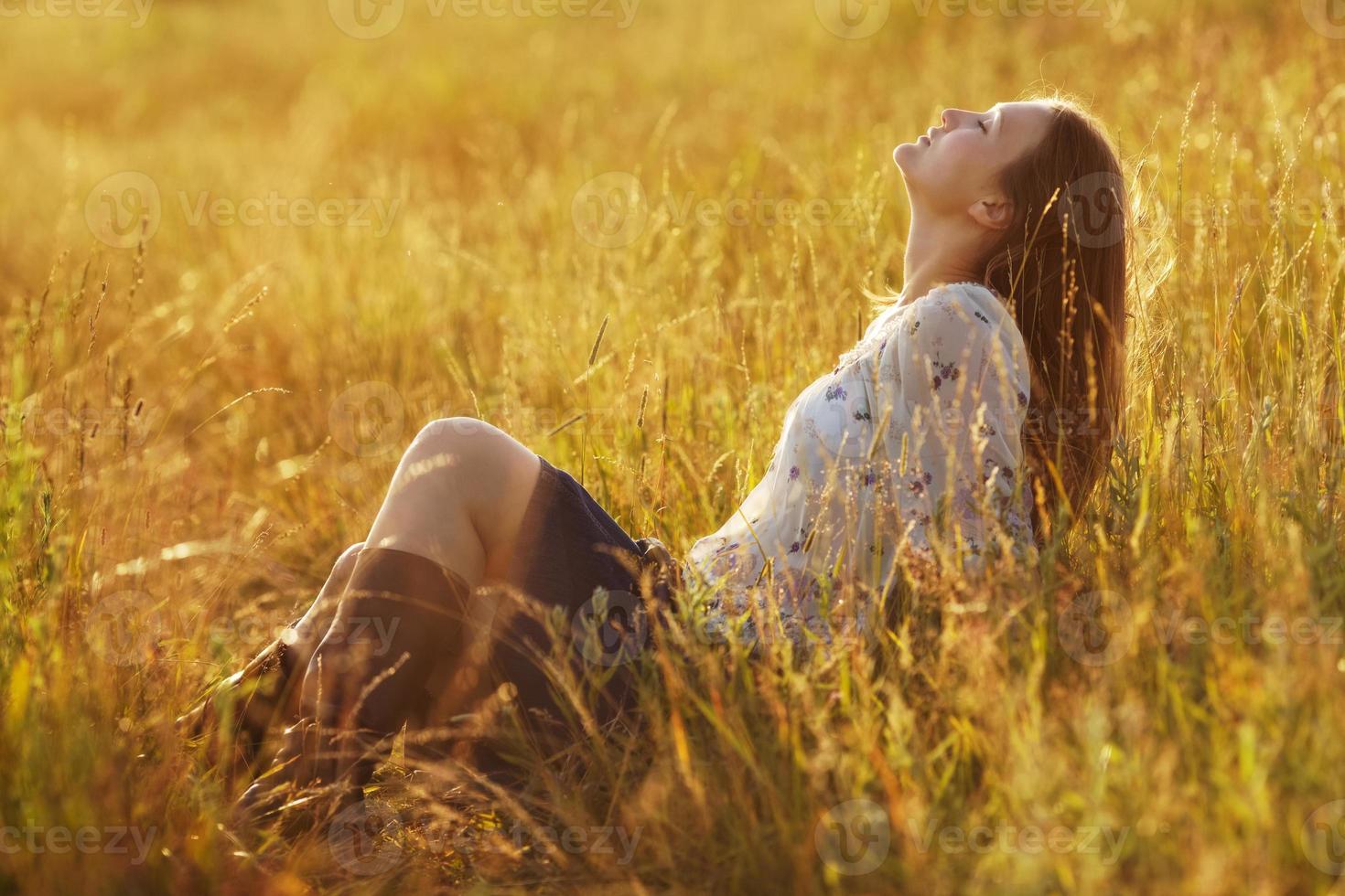 mujer feliz sentada en la hierba foto