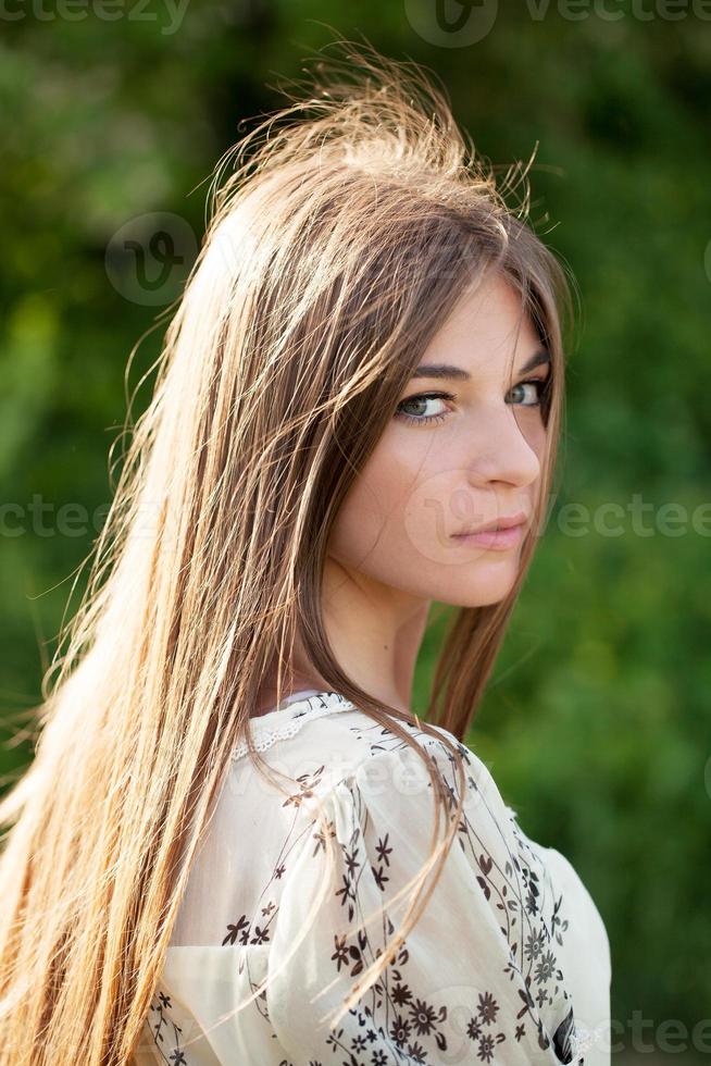 hermosa chica con cabello largo y oscuro foto