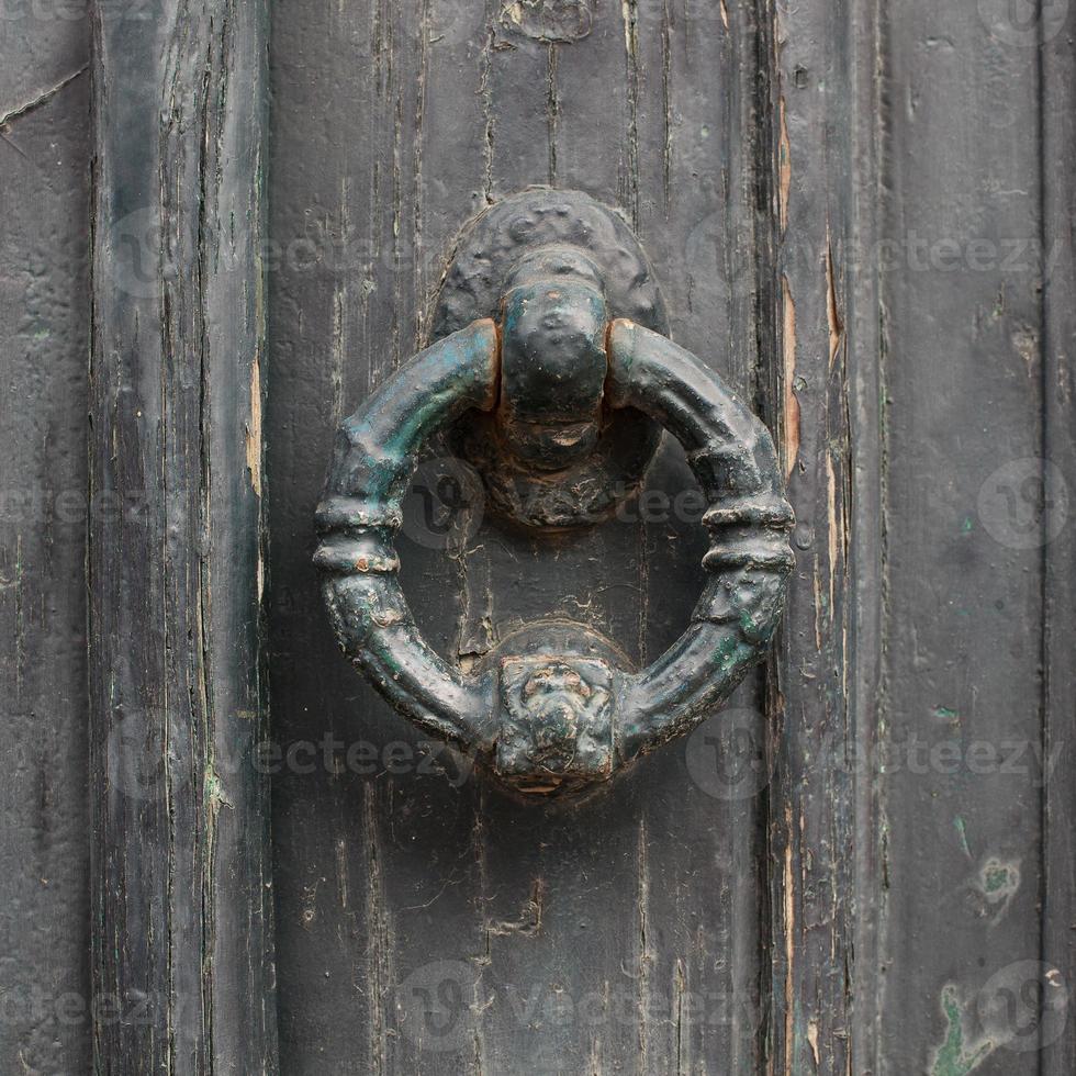 Tirador de puerta vieja en la puerta de madera verde foto